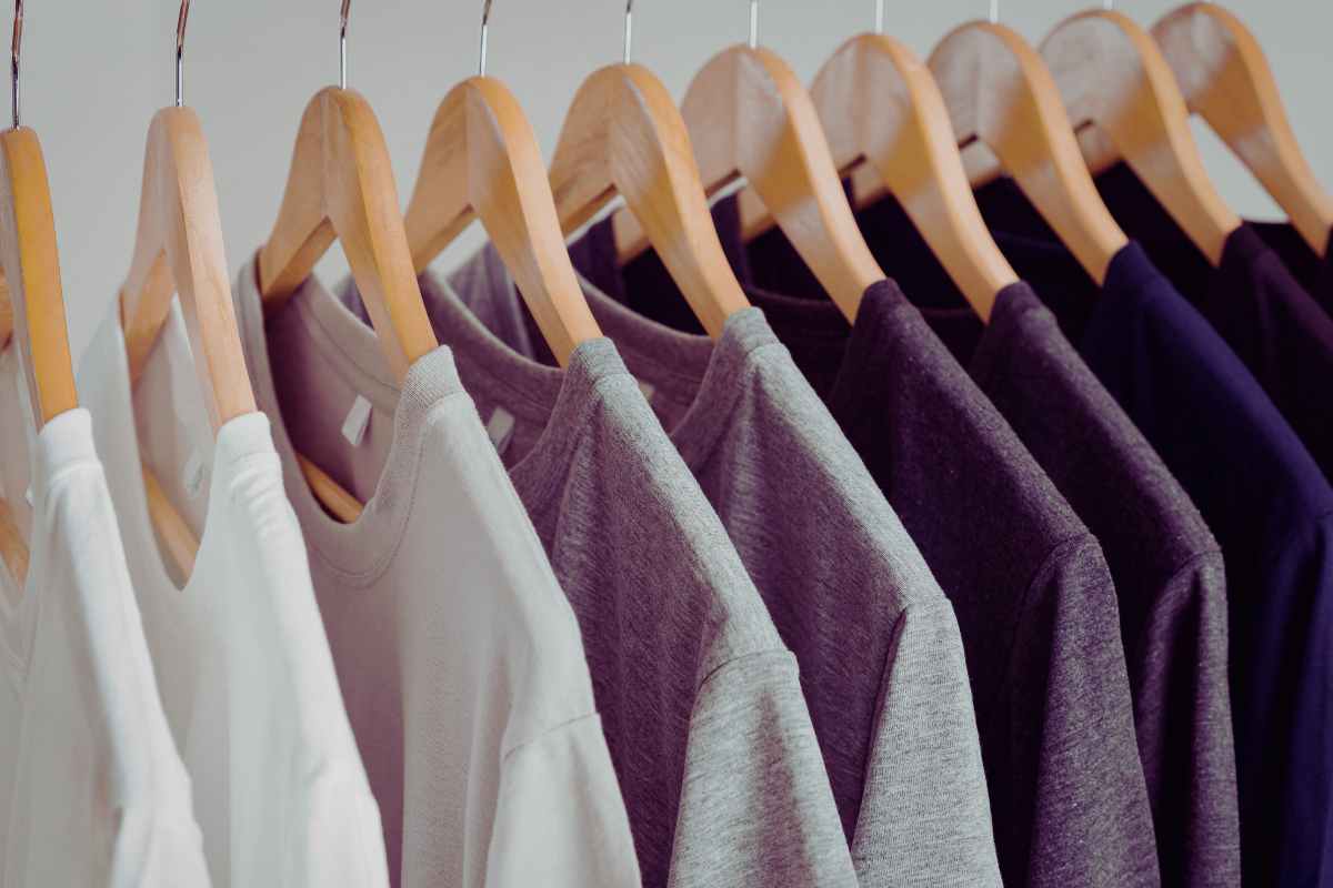 grucce di legno con vestiti