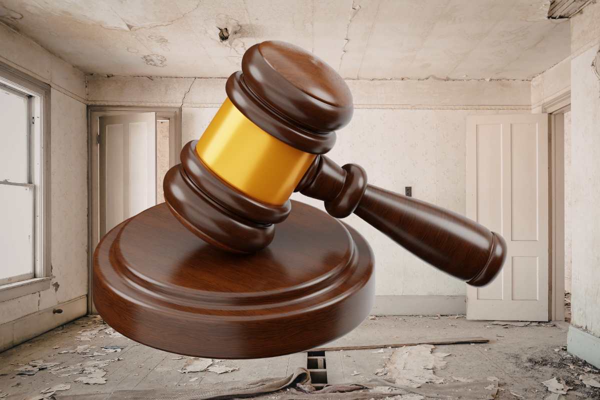 lavori in una casa con martelletto del giudice in primo piano