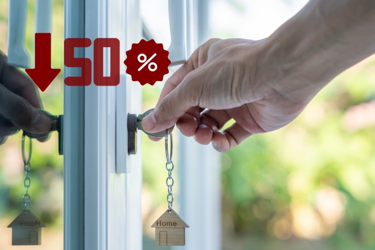 Un uomo che apre una porta con delle chiavi ed una scritta in alto a sinistra "-50%"