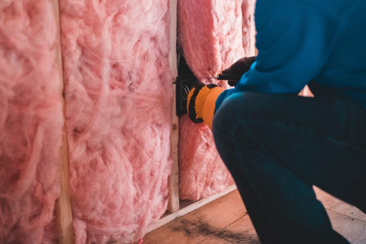 Un operaio che installa un cappotto termico interno