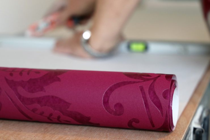 Una persona che taglia la carta da parati