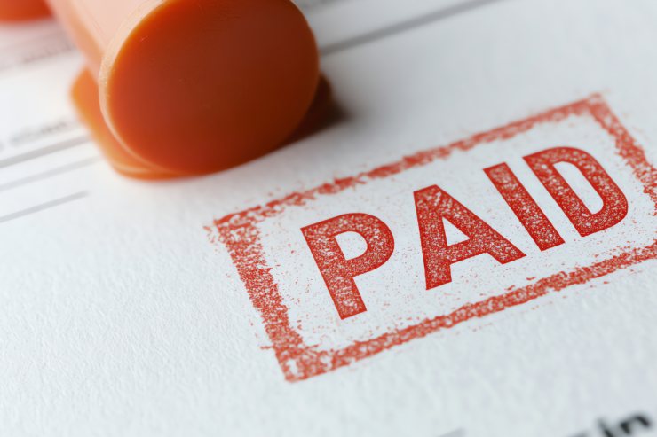 Un documento con sopra scritto "paid" cioè pagato