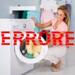 Una donna che fa il bucato ed una scritta "Errore" in rosso