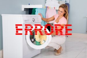 Una donna che fa il bucato ed una scritta "Errore" in rosso