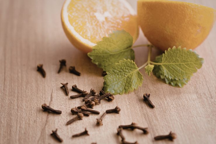 Un limone diviso a metà e dei chiodi di garofano