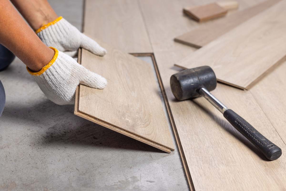 Un operaio che sta installando un pavimento