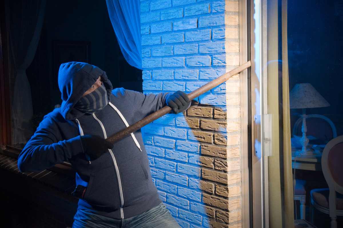 Un ladro che tenta di aprire la casa ed entrare