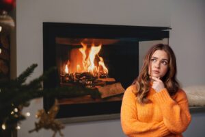 Un camino in funzione ed una donna che lo guarda pensierosa