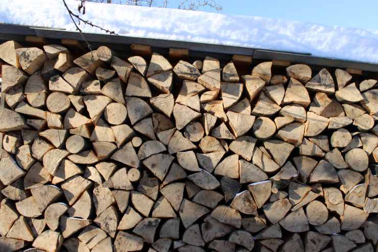 Una legnaia piena di legna da ardere