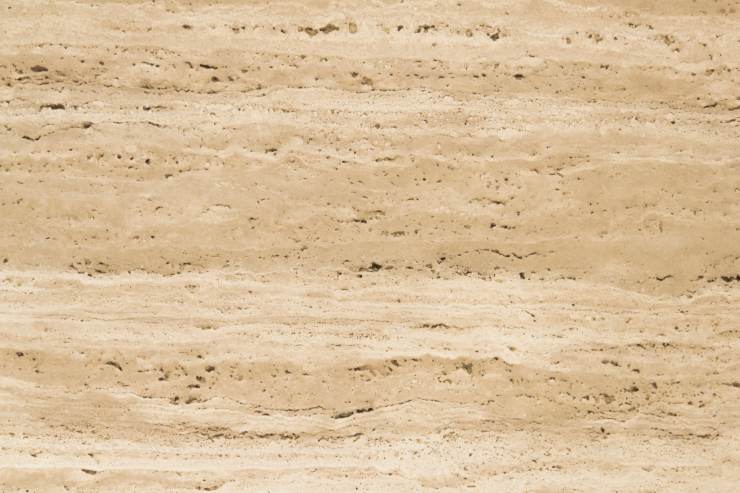 Un muro in travertino