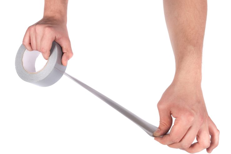 un uomo che apre del nastro adesivo