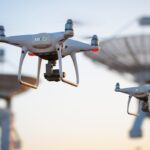 Una foto di antenne e droni in volo