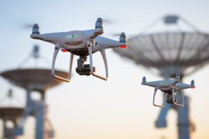 Una foto di antenne e droni in volo