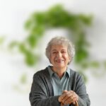 Una pianta sullo sfondo sfocata ed in primo piano una nonna