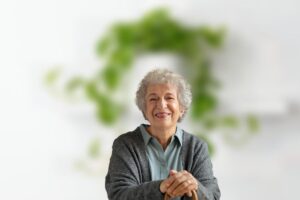 Una pianta sullo sfondo sfocata ed in primo piano una nonna