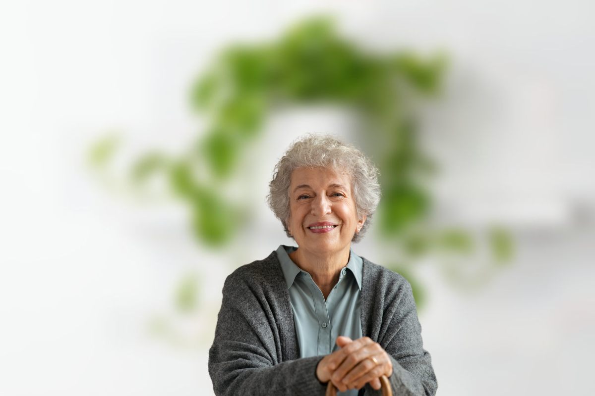 Una pianta sullo sfondo sfocata ed in primo piano una nonna