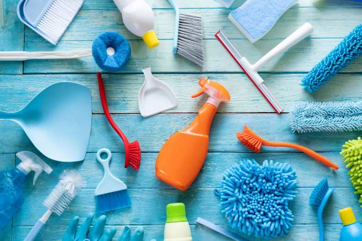 Diversi prodotti per la pulizia sul tavolo