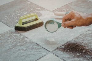 Una persona che pulisce le fughe del pavimento