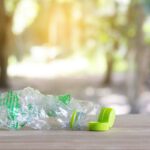 Delle bottiglie di plastica schiacciate sopra un tavolo