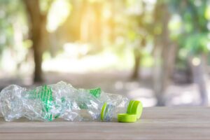 Delle bottiglie di plastica schiacciate sopra un tavolo