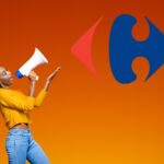 Una donna felice che con il megafono indica il simbolo del Carrefour