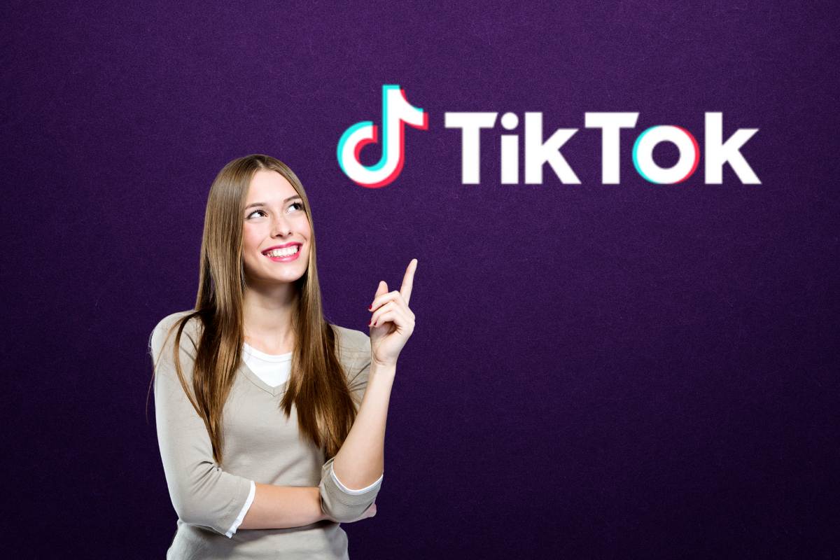 Una ragazza che indica il logo "tiktok"