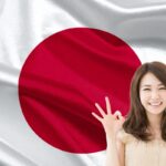 Sullo sfondo la bandiera giapponese con una ragazza giapponese che fa cenno di approvazione