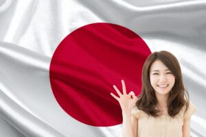 Sullo sfondo la bandiera giapponese con una ragazza giapponese che fa cenno di approvazione