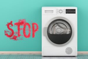 Una asciugatrice con accanto una scritta "Stop" in rosso