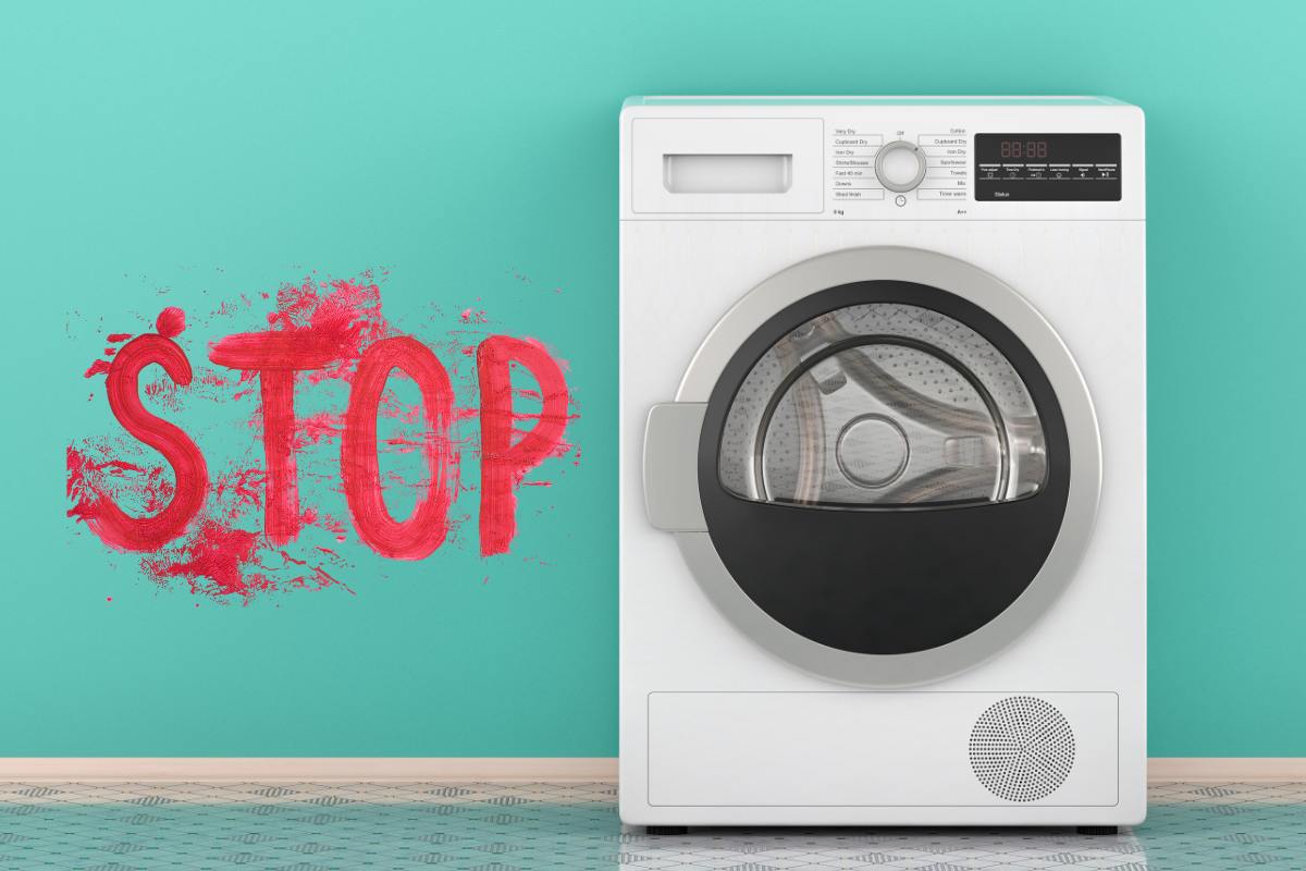 Una asciugatrice con accanto una scritta "Stop" in rosso