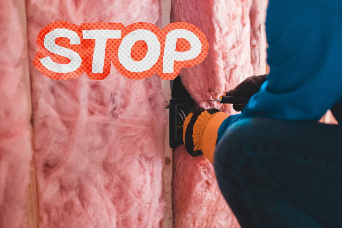 Un operaio che installa un cappotto termico e in alto a sinistra una scritta "Stop"