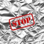 Della carta stagnola con sopra la scritta "Stop"