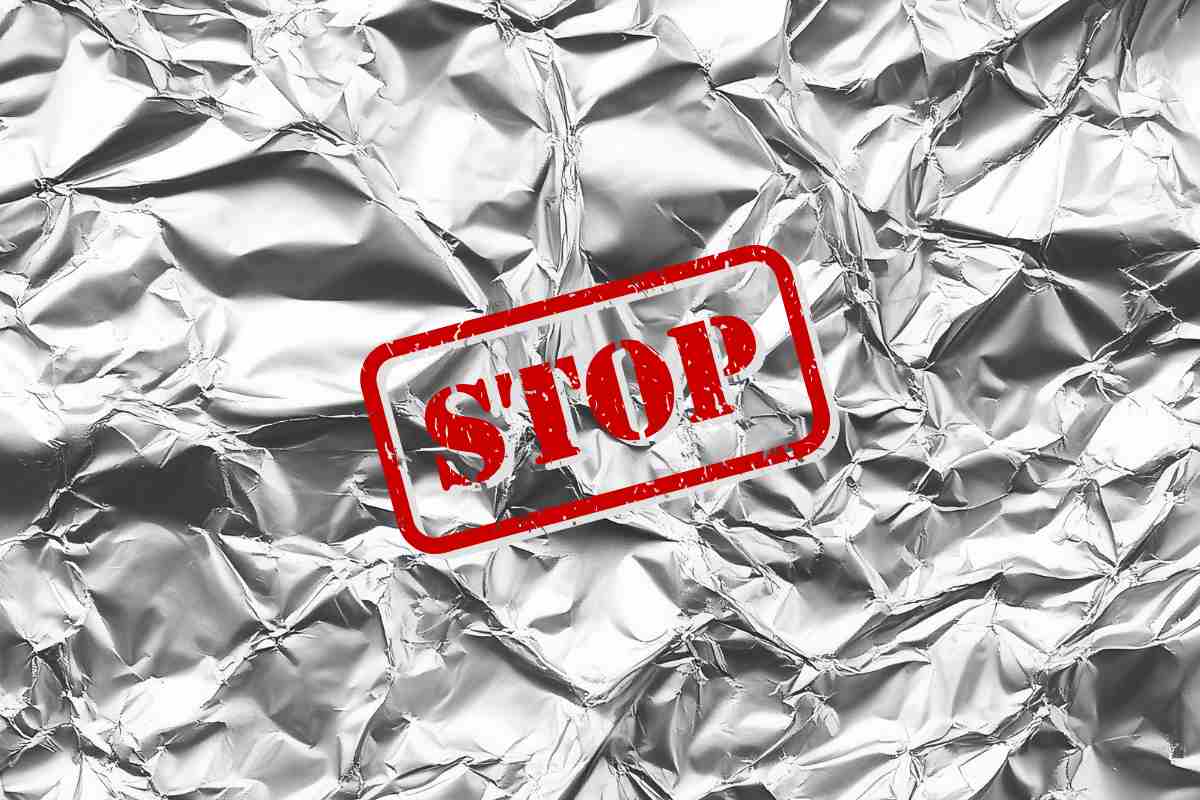 Della carta stagnola con sopra la scritta "Stop"