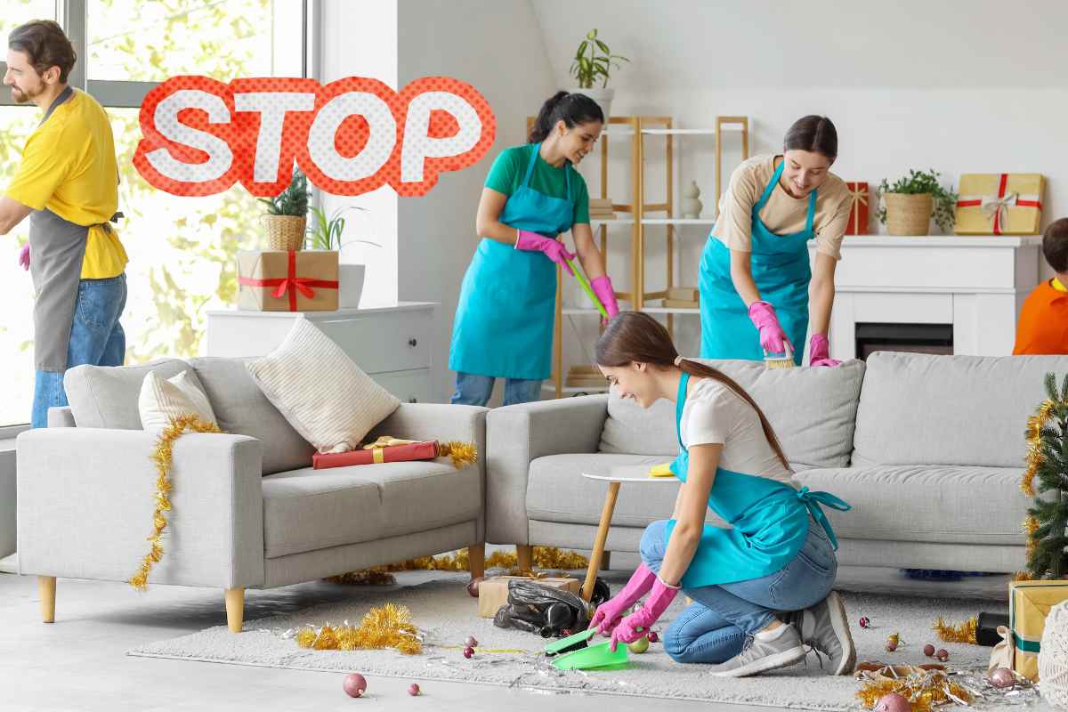 Diverse persone che puliscono la casa ed una scritta stop in alto a sinistra