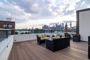 Una terrazza condominiale ben arredata