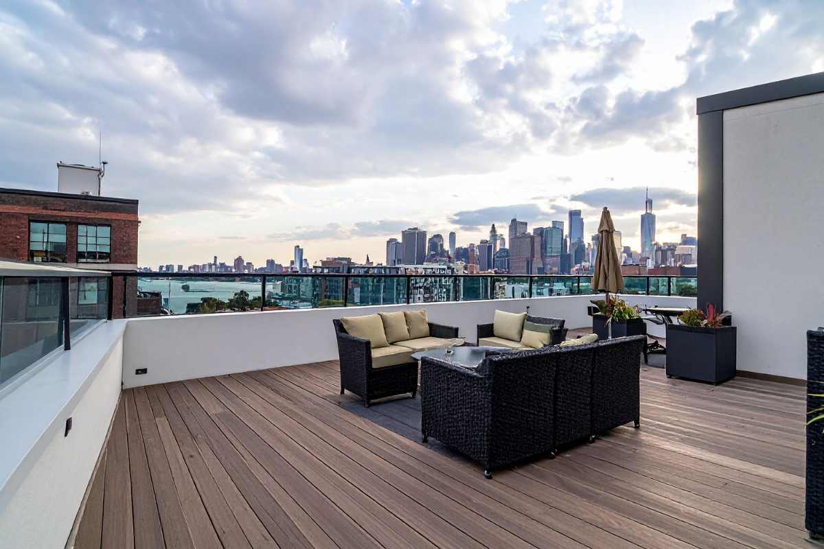 Una terrazza condominiale ben arredata