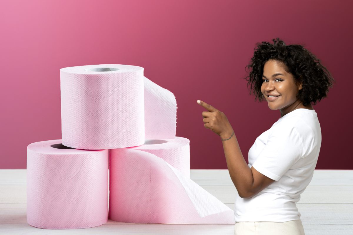 Della carta igienica rosa con una ragazza che lo indica