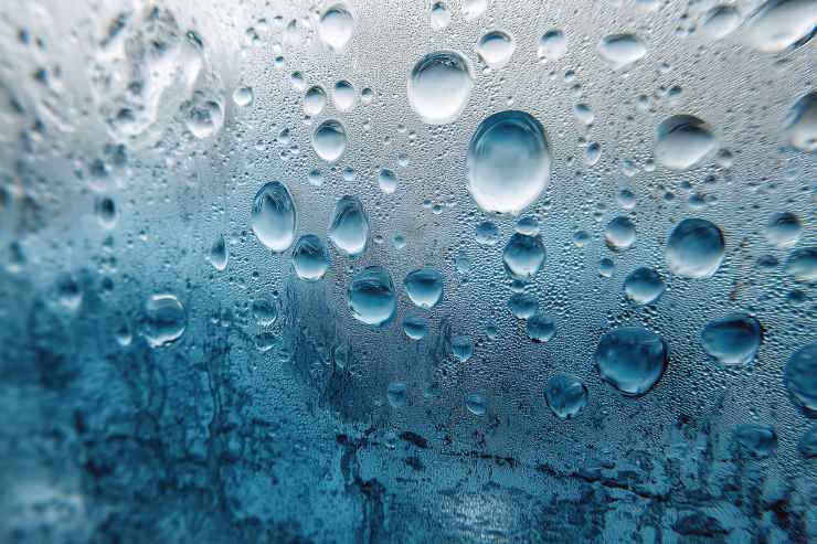 Una foto con un vetro bagnato per via dell'umidità