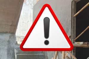 lavori e cartello di attenzione rosso