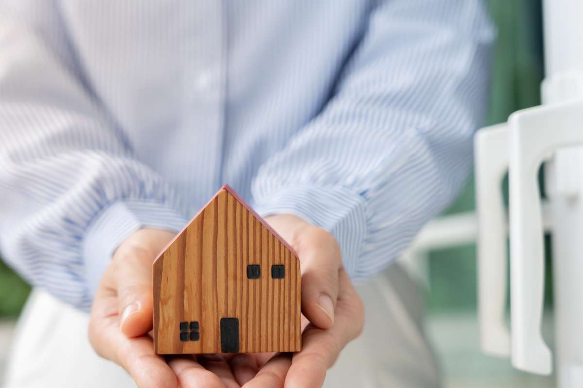 mani con modellino di casa
