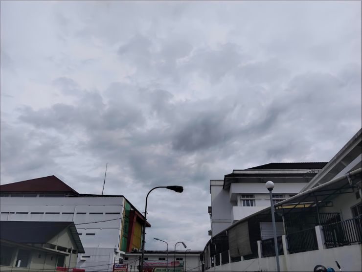 un cielo nuvoloso in città