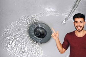 Uomo che indica uno scarico con acqua