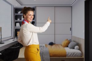 donna che indica una camera da letto