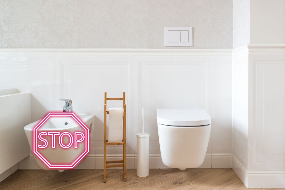 bagno moderno e scritta stop sopra il bidet