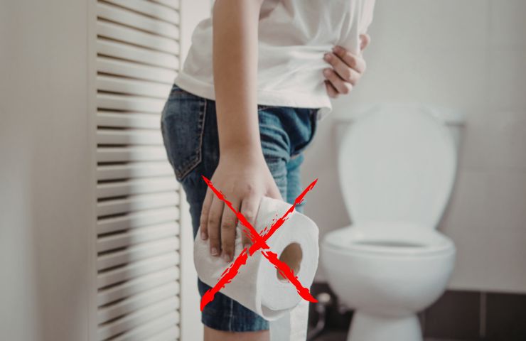 donna in bagno con carta igienica in mano