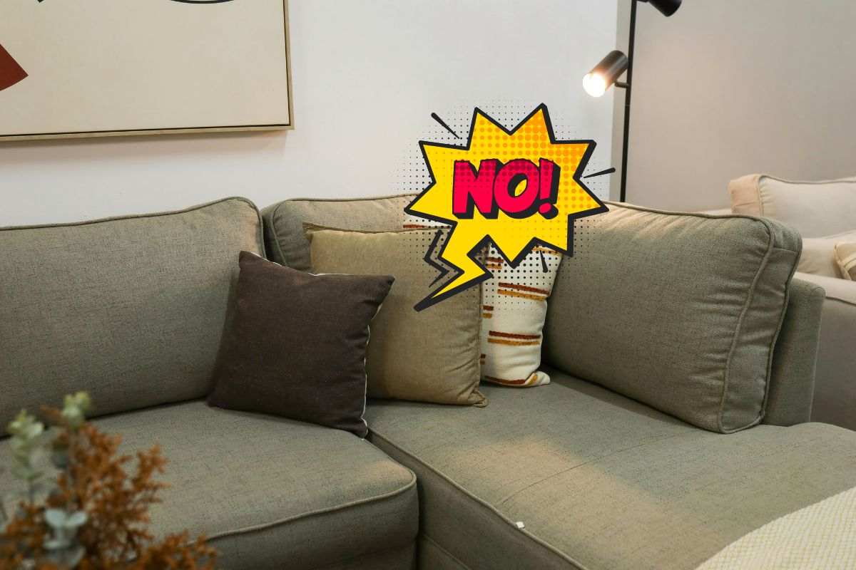 divano con cuscini e scritta no