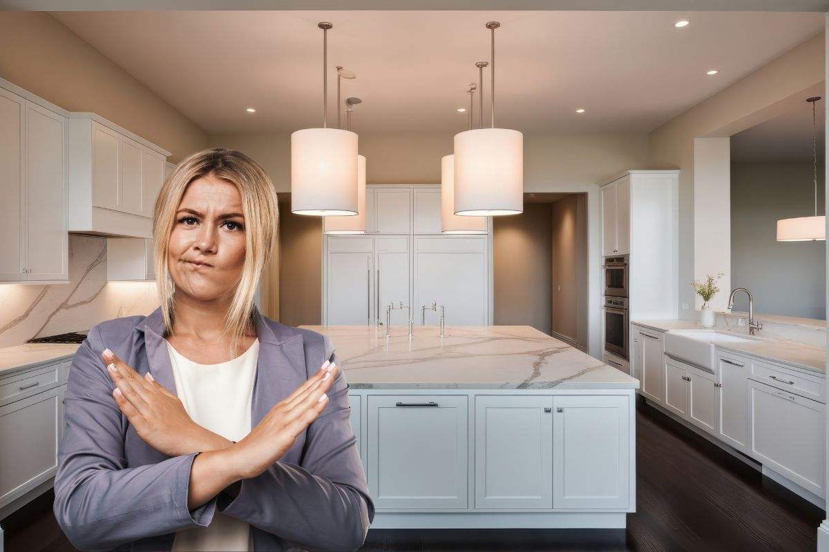 donna che dice no alla classica isola in cucina