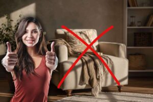 x rossa su poltrona in salotto e donna sorridente che fa ok con le mani