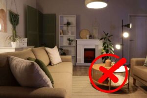 soggiorno moderno con tavolino davanti al divano ed una x sopra