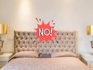 letto con testiera e scritta no